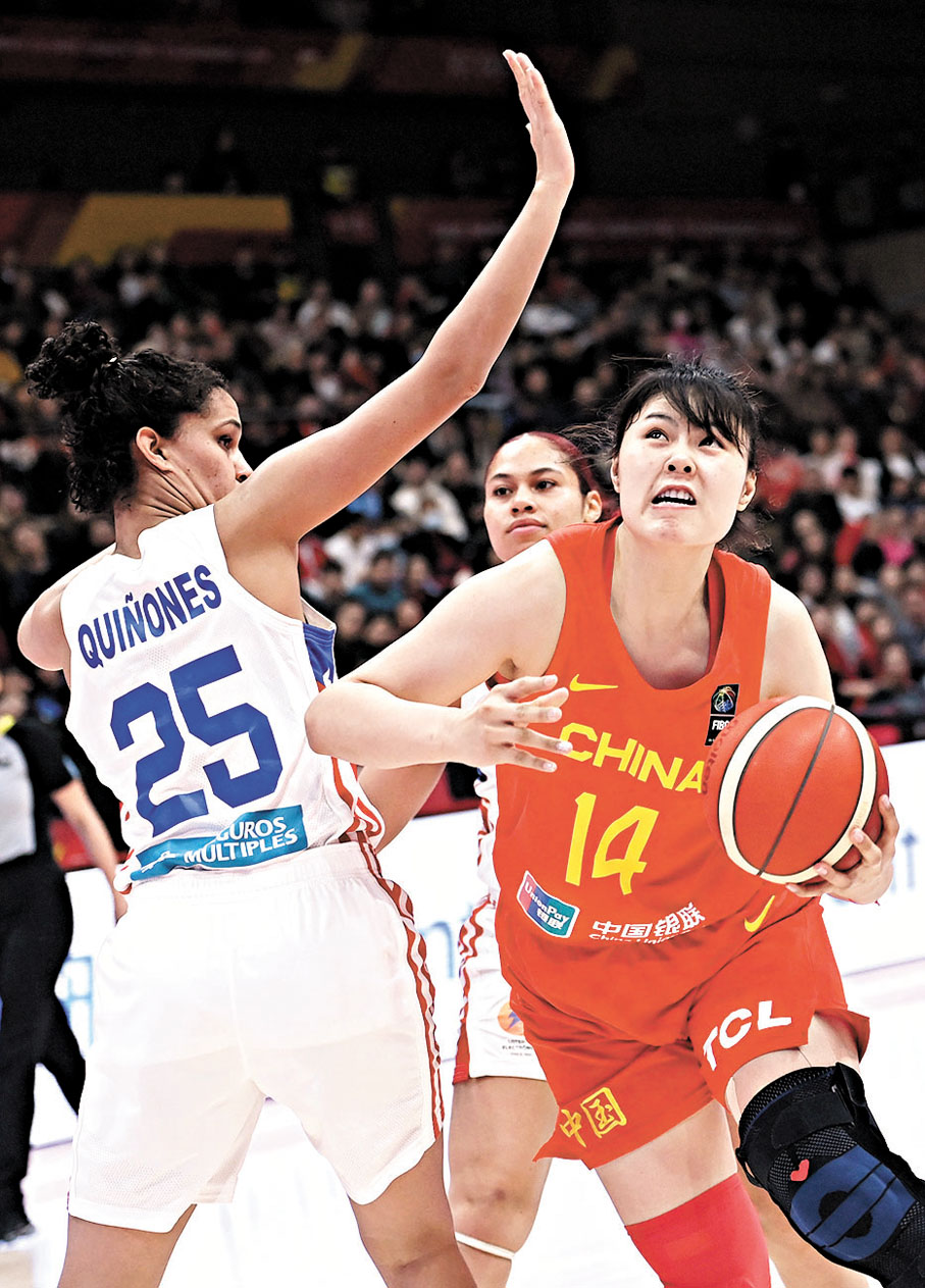 ◆中國女籃隊員李月汝（右）在今年2月的奧運資格賽中帶球突破。資料圖片