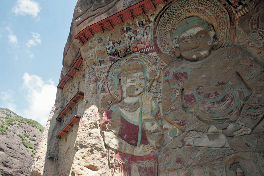 ◆天水武山拉梢寺露天摩崖大佛，主佛通高42.13米，建於公元559年，距今已有1,400多年的歷史。