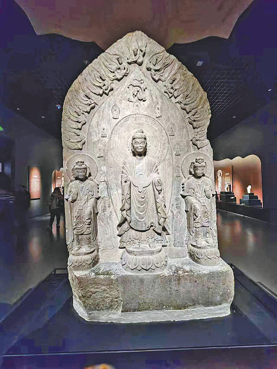 ◆正在山東博物館展出的賈智淵造背屏三尊像。