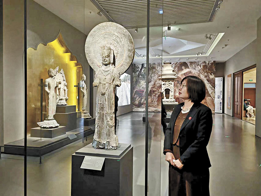 ◆山東博物館副研究館員宋愛平介紹蟬冠菩薩像背後的故事。