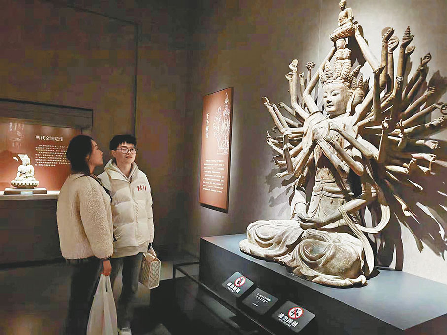 ◆遊客在參觀山東博物館「佛教造像藝術展」。