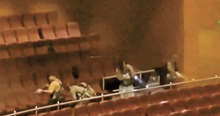 ◆數名槍手闖入音樂廳向觀眾掃射。 網上圖片