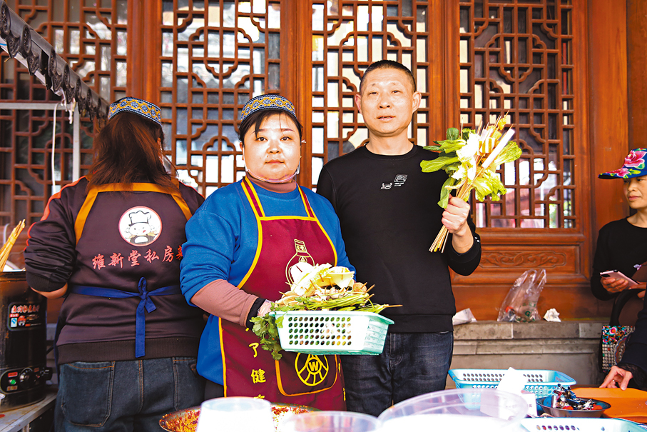 ◆王娟和愛人周志鳴，接收顧客遞上的「蔬菜花束」。