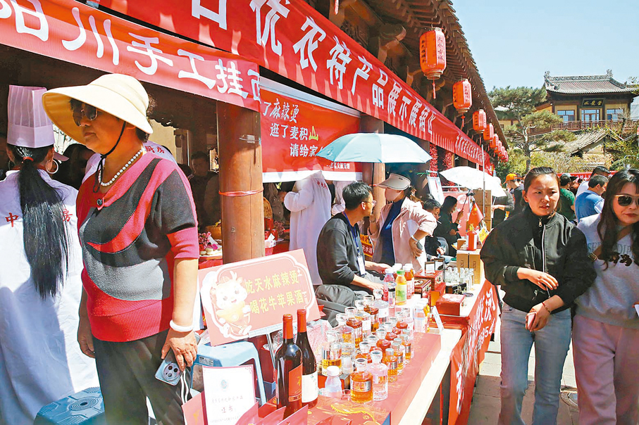 ◆麻辣燙市集上售賣的各種當地土特產品。