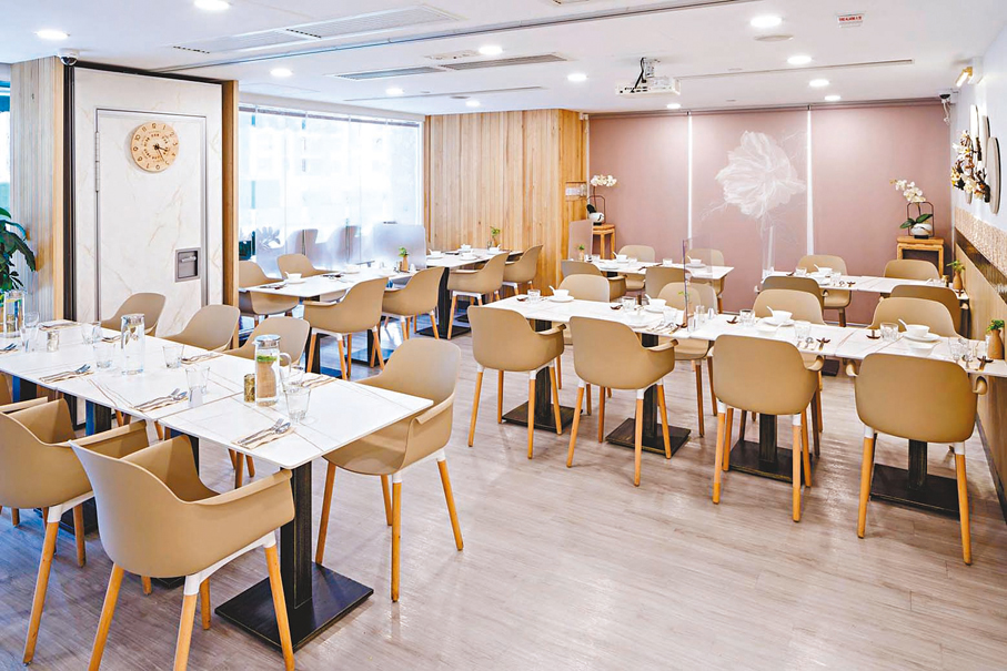 ◆餐廳裝潢用的色調比較和諧，以木色為主，帶出時尚而又自然的感覺。