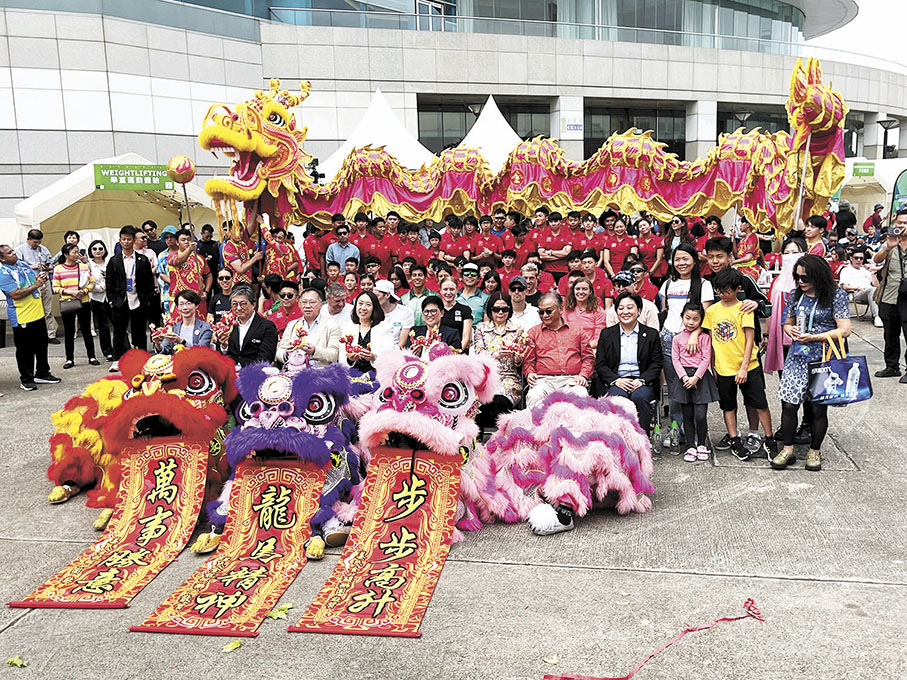 ◆三項鐵人世界盃香港站開幕儀式昨在金紫荊廣場舉行。