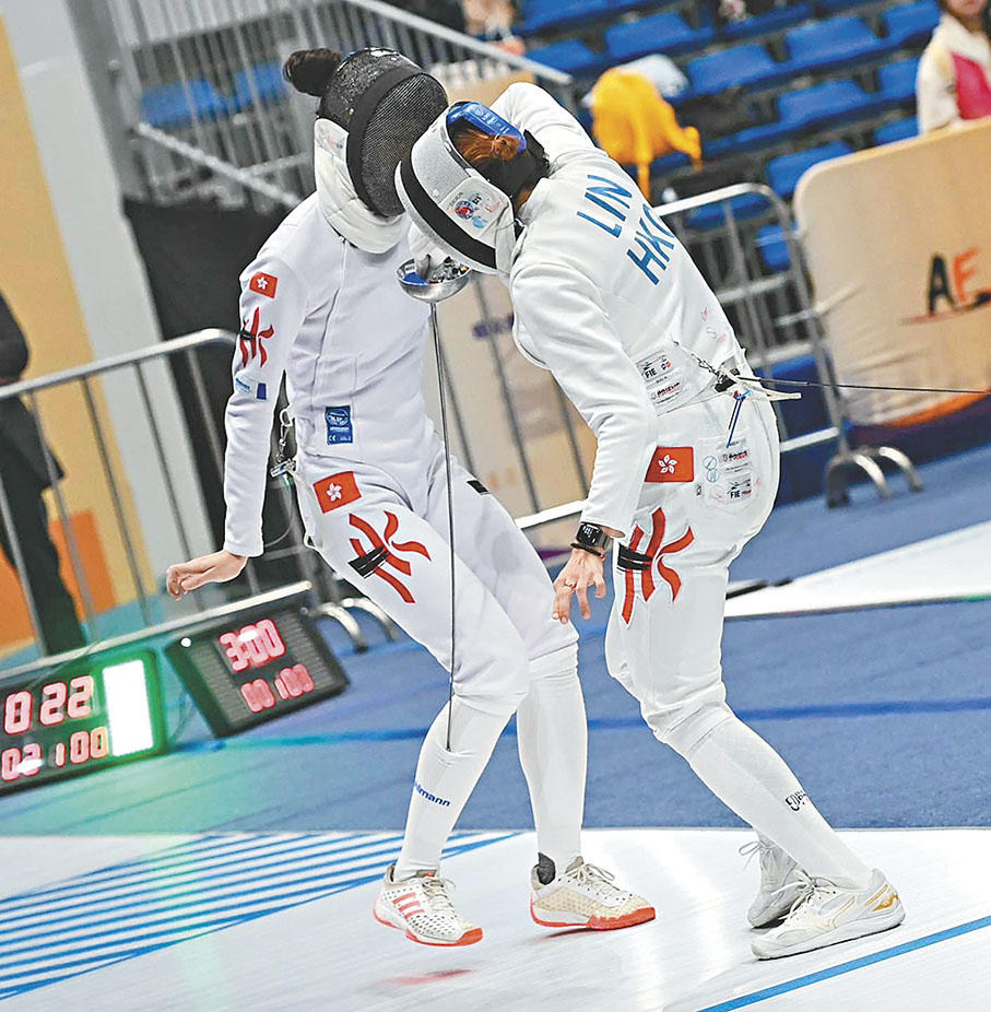 ◆江旻憓（左）與連翊希在64強「內鬥」。 香港劍擊總會供圖