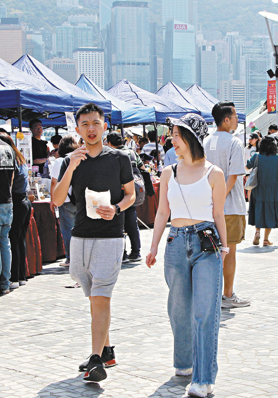 ◆不少市民打扮清涼迎接夏日「早到」。香港文匯報記者黃艾力  攝