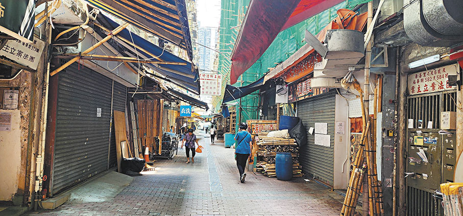 ◆兼善里提供穿越青山道至昌華街的走道，而據香港文匯報記者觀察，街內二十多間商舖，現時僅剩數間。