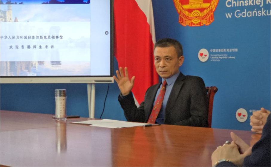 ◆ 中國駐革但斯克總領事館總領事樊曉東向同學講解「一帶一路」倡儀。