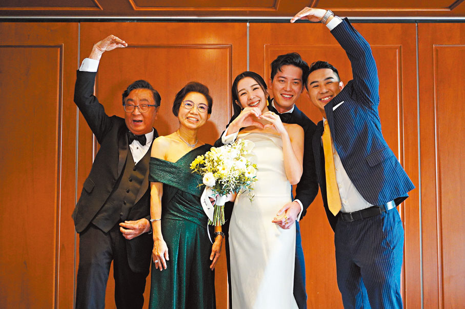 ◆盛勁為融入麥明詩一家，合力比心。