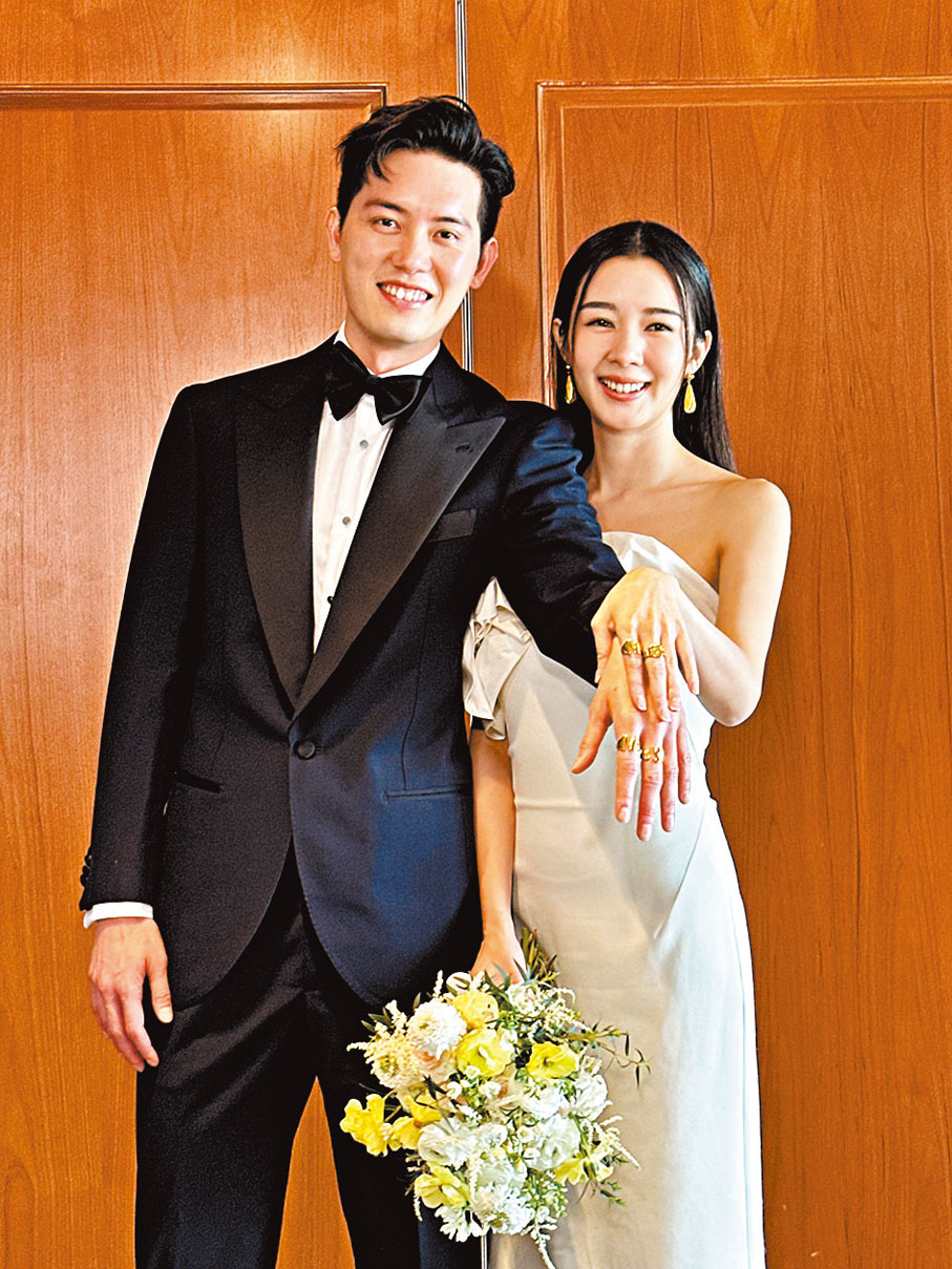 ◆麥明詩與盛勁為大晒特色金戒指。