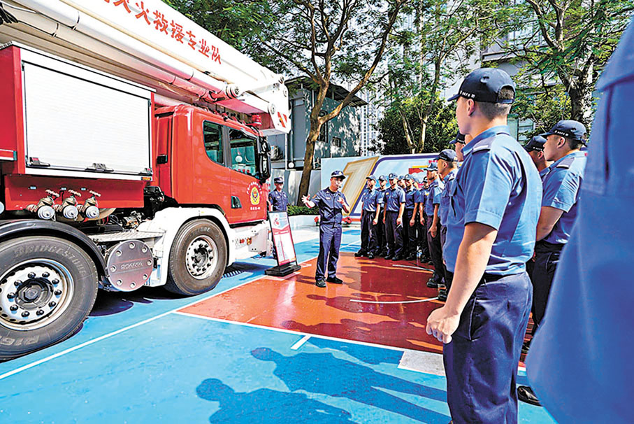 ◆保安局表示，粵港澳已達成共識，預計今年內會簽署《合作框架協議》。圖為香港消防處學員去年參觀廣州消防救援站。  資料圖片