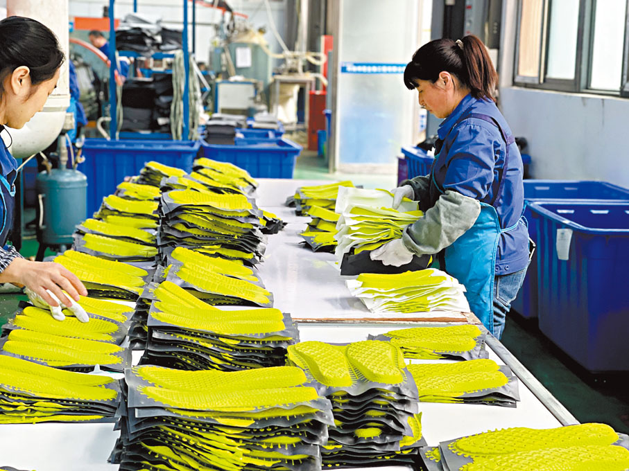 ◆河南邦尼生物工程有限公司的生產車間，工人正在生產車間整理鞋墊雛型。