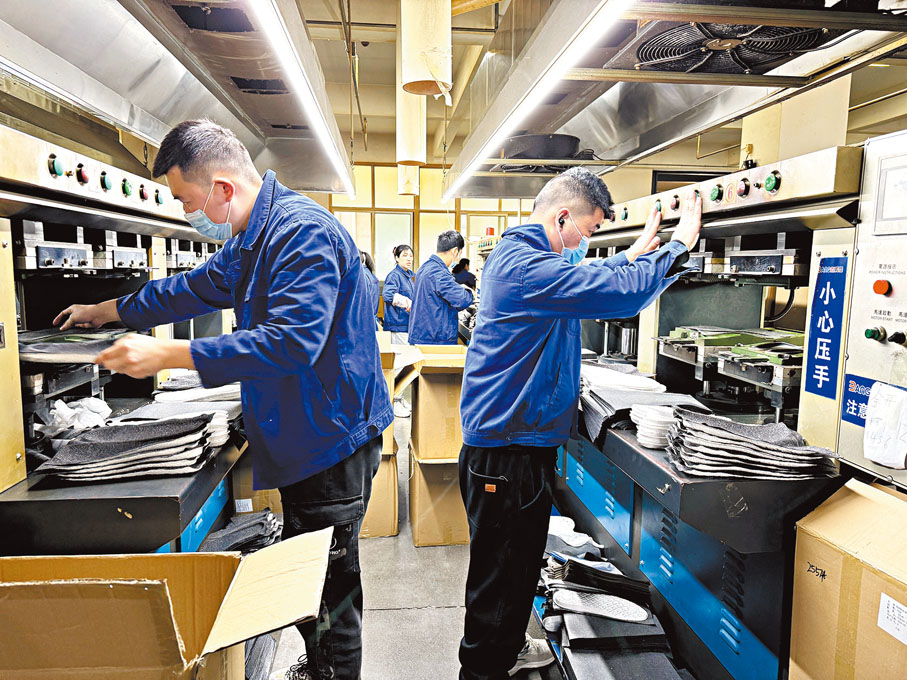 ◆工人在流水線上工作。