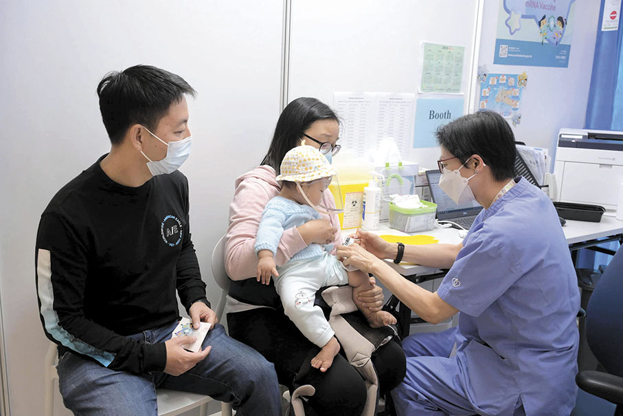 ◆所有6個月大或以上從未接種新冠疫苗者，明日起可選擇接種XBB疫苗。圖為嬰兒在接種新冠疫苗。 資料圖片