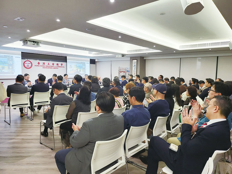 ◆ 與會者現場認真聆聽學習。