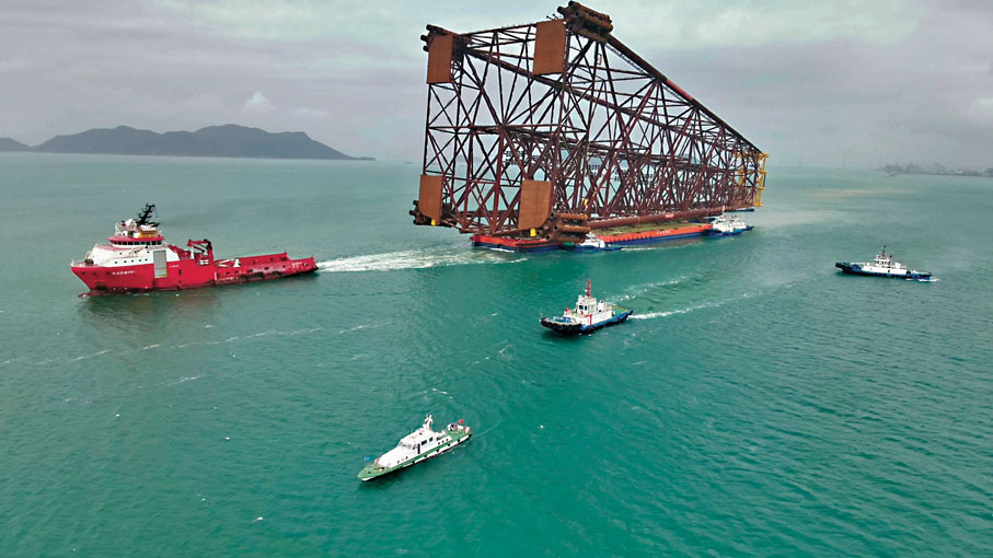 ◆亞洲第一深水導管架「海基二號」運往中國首個深水油田作業海域。香港文匯報珠海傳真