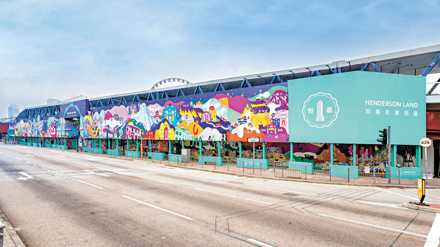 ◆恒地的中環新海濱三號項目設藝術長廊全長220米，由本地年輕藝術家創作。