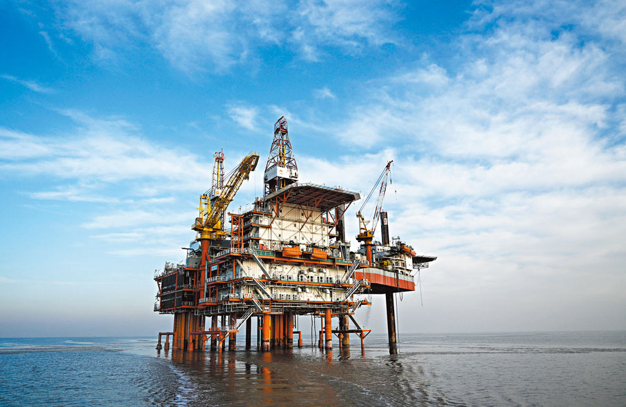 ◆中石油預計國際油氣市場供需邊際寬鬆，國際原油平均價格將小幅下降。圖為中石油海上採油平台。資料圖片