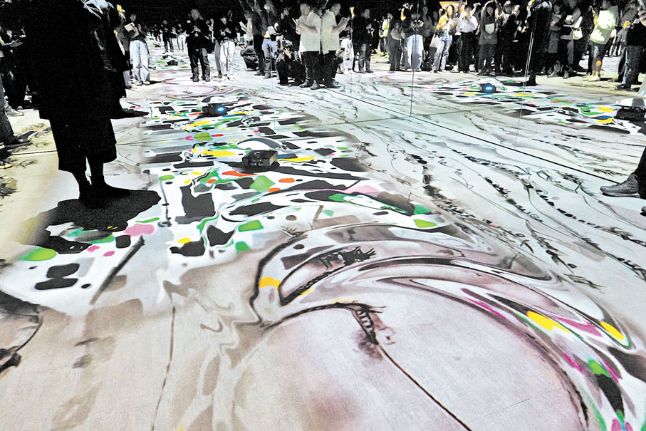 ◆《若水》邀請觀眾於沉浸式互動體驗區內進行創作。