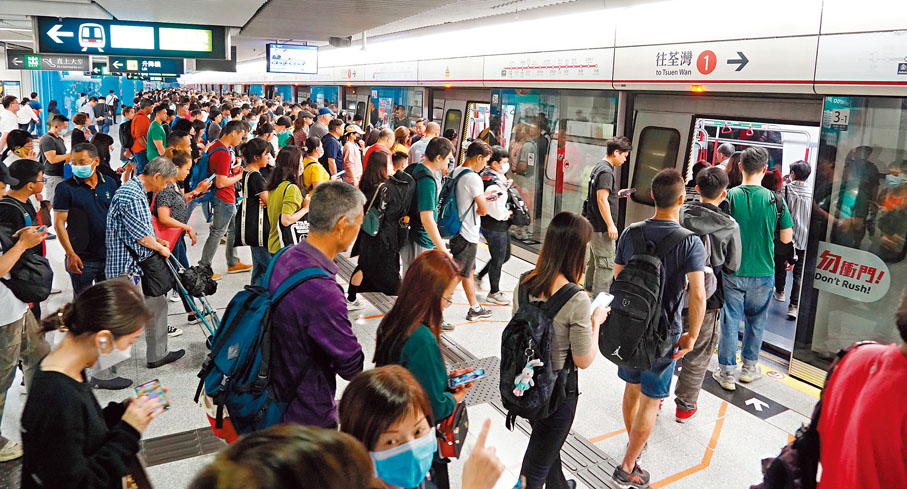 ◆港鐵昨日宣布，本年度整體票價上調3.09%。圖為市民及旅客乘搭港鐵出行。 香港文匯報記者曾興偉  攝