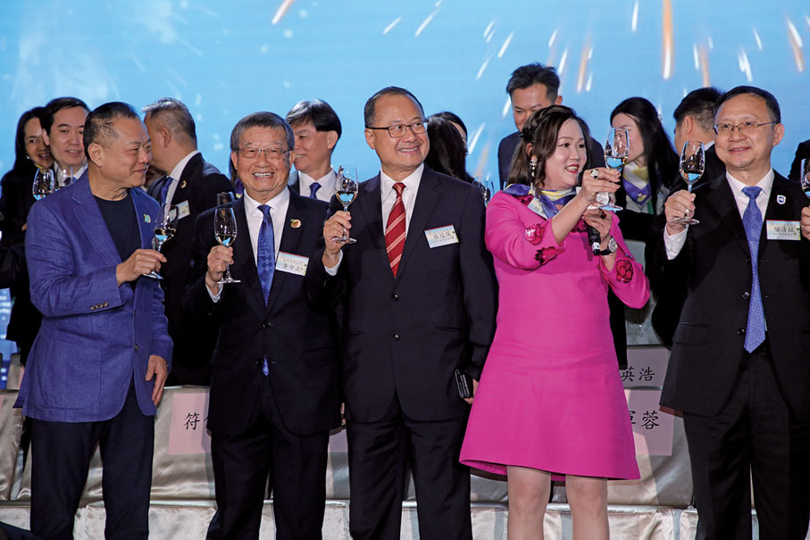 ◆香港海南商會常務副會長何軍蓉（右二）致祝酒辭。