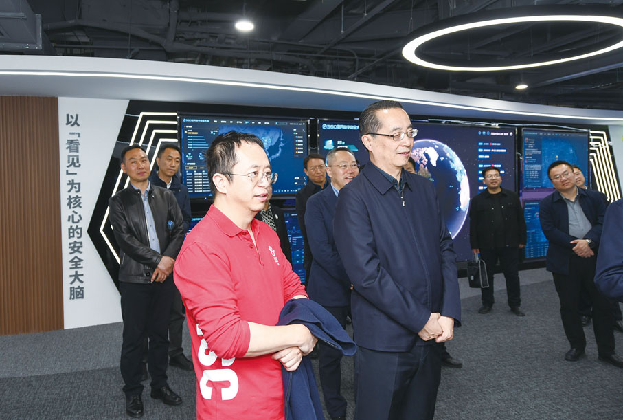 ◆ 李雲峰在360數字安全科技集團考察企業在數字安全和人工智能方面的科研成果。