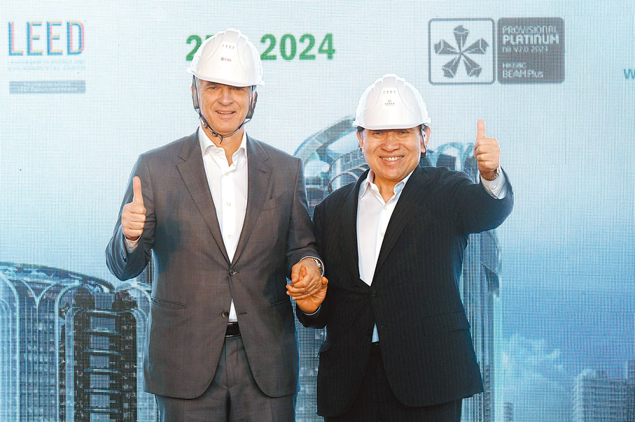 ◆瑞銀集團行政總裁安思杰(左)與新地主席兼董事總經理郭炳聯(右) 一同慶祝瑞銀新辦公室大樓平頂。香港文匯報記者涂穴  攝