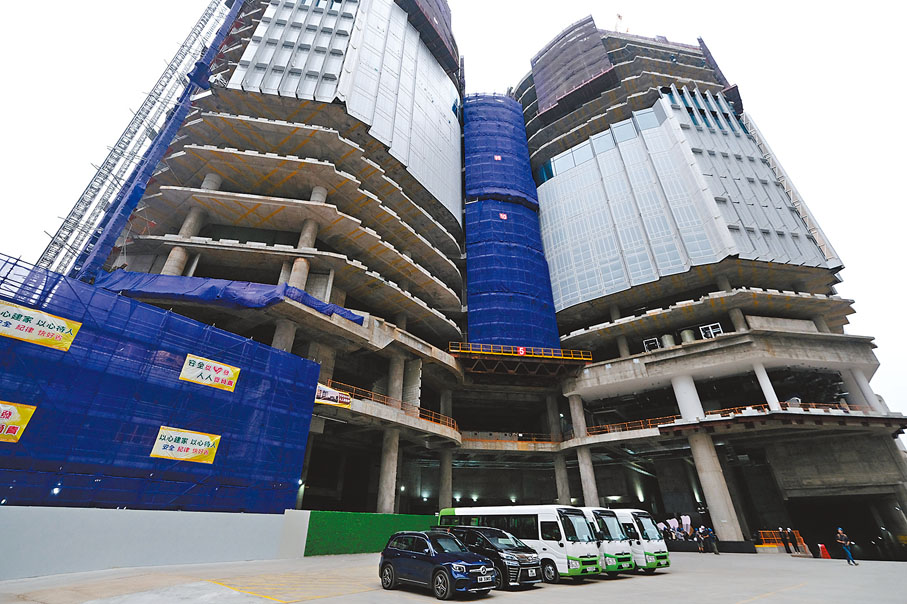 ◆瑞銀租用新地高鐵西九龍總站發展項目最近海濱的全座大樓（右）。  香港文匯報記者涂穴  攝