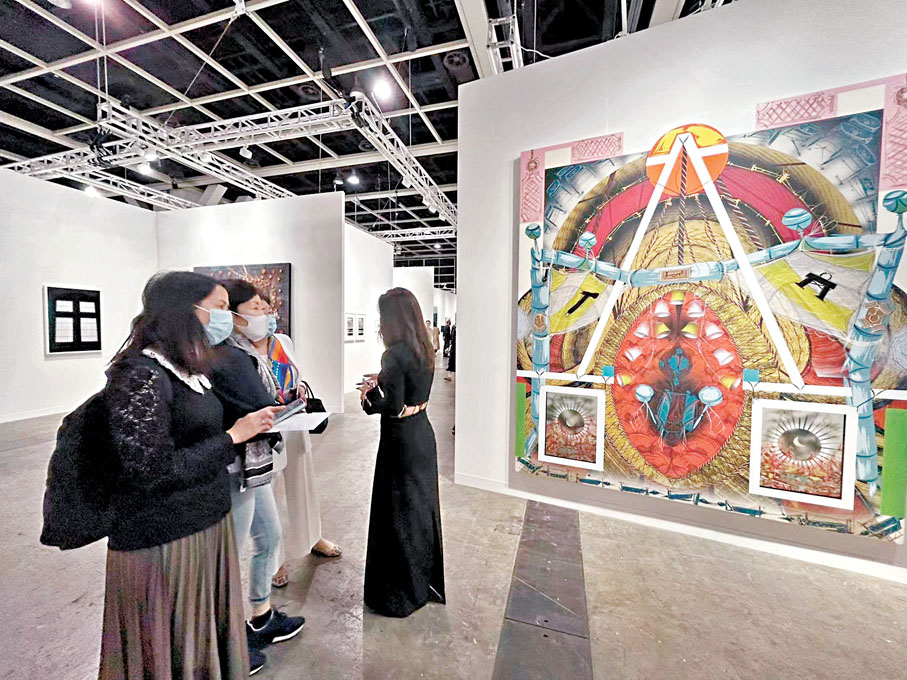 ◆各藝廊負責人為買家介紹藝術品。