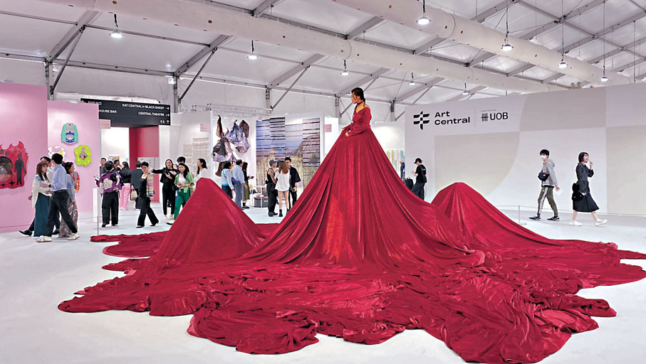 ◆砂山典子的當代藝術作品《世界》吸引參展者圍觀。