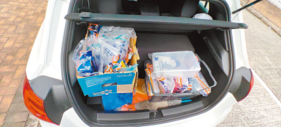 ◆警方在現場單位檢走大批證物。