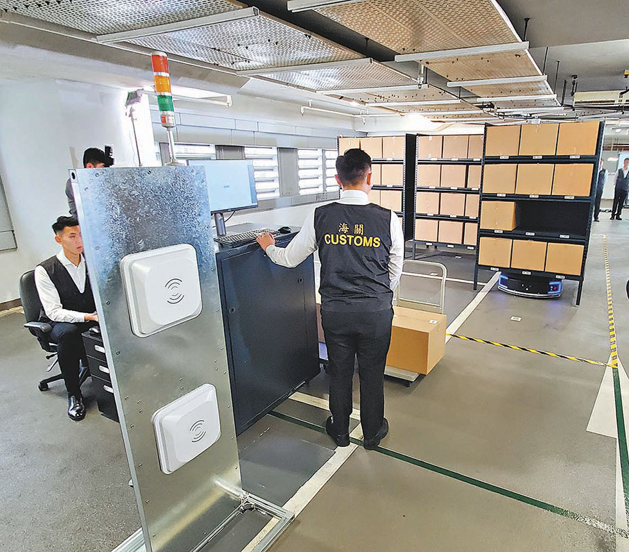 ◆香港海關人員示範操作「智慧證物管理系統」管理緝獲的大量物品。 香港文匯報記者劉友光 攝