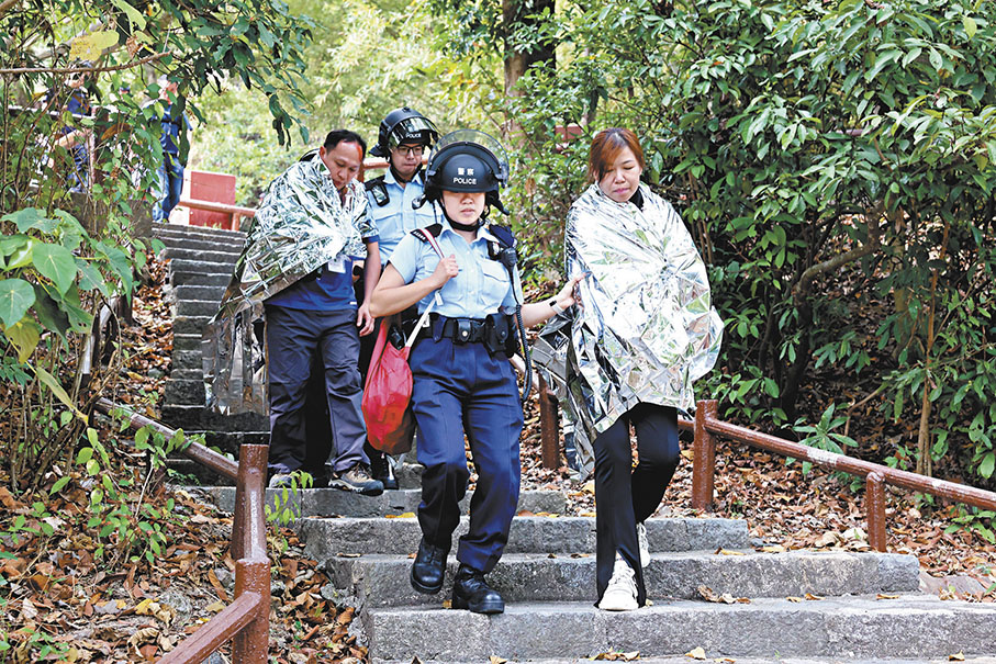 ◆演習模擬在惡劣天氣下拯救60名行山籌款活動參加者。 香港文匯報 記者 劉友光 攝