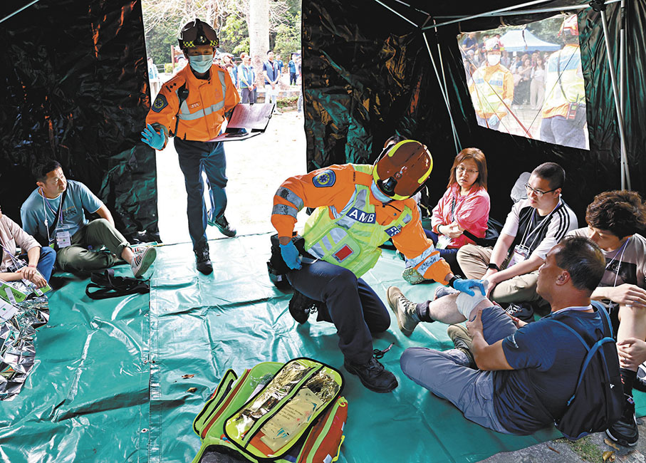 ◆人員設臨時指揮中心及傷者處理分流站協調救援行動。 香港文匯報 記者 劉友光 攝