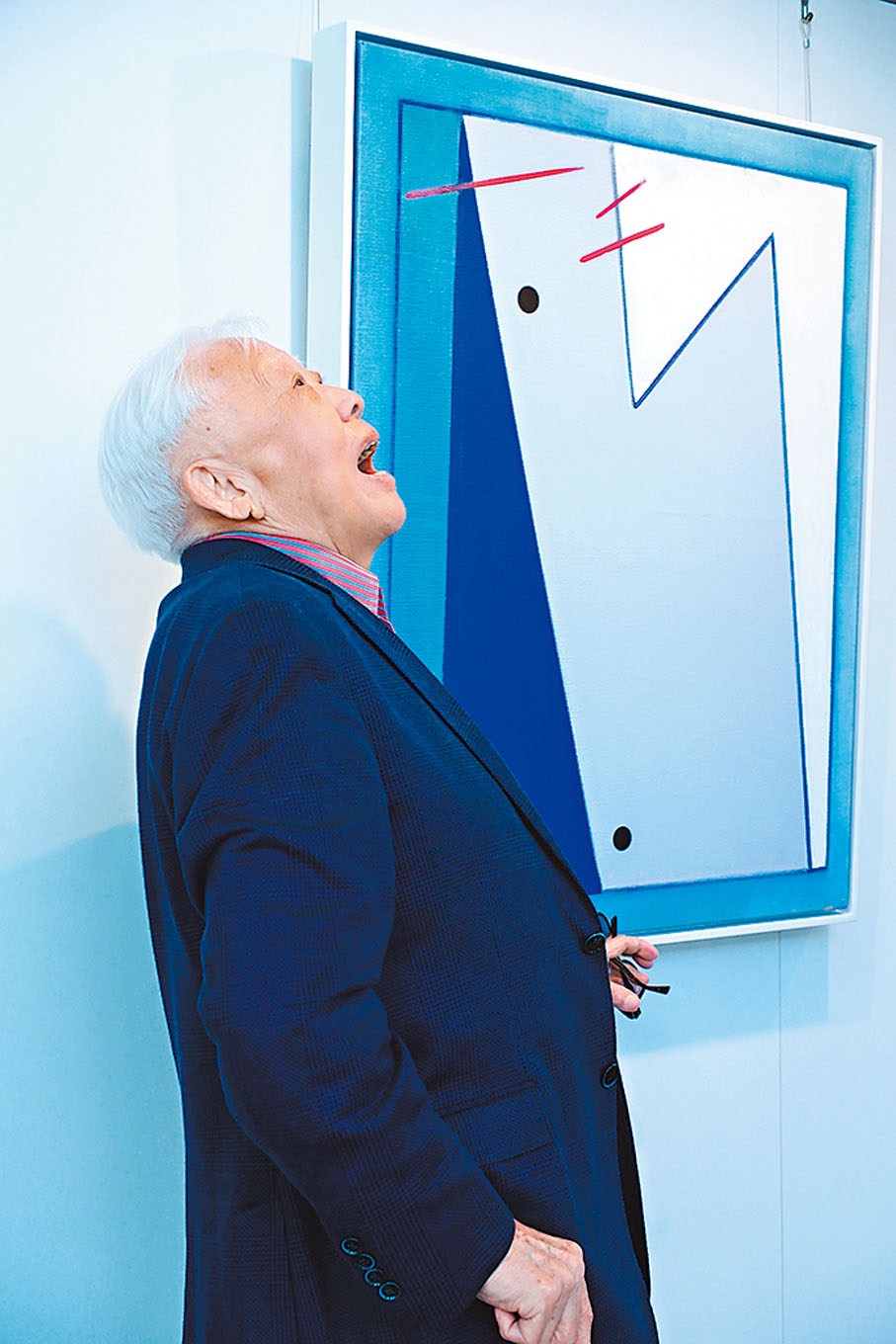 ◆霍剛模仿鯊魚，展「老頑童」一面。