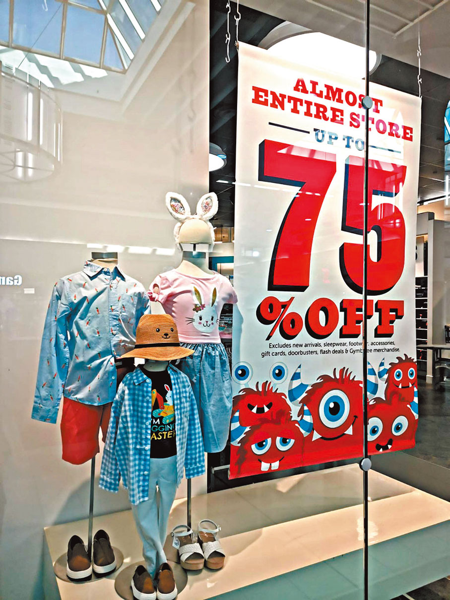 ◆（上圖）商店出動「賓尼兔」到處行走，吸引小朋友注意力。（下圖）復活節不是銷售旺季，商店爭相大幅減價。   成小智 攝