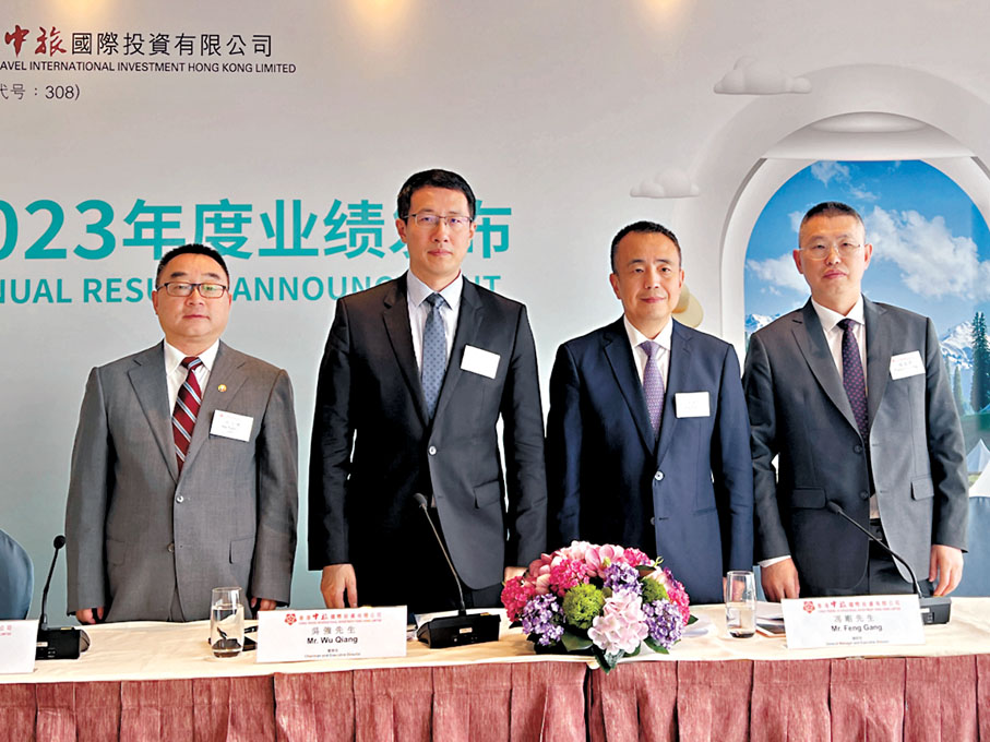 ◆左起為香港中旅副總經理哈玉峰、董事長吳強、總經理馮剛、財務總監張道榮。記者周曉菁  攝