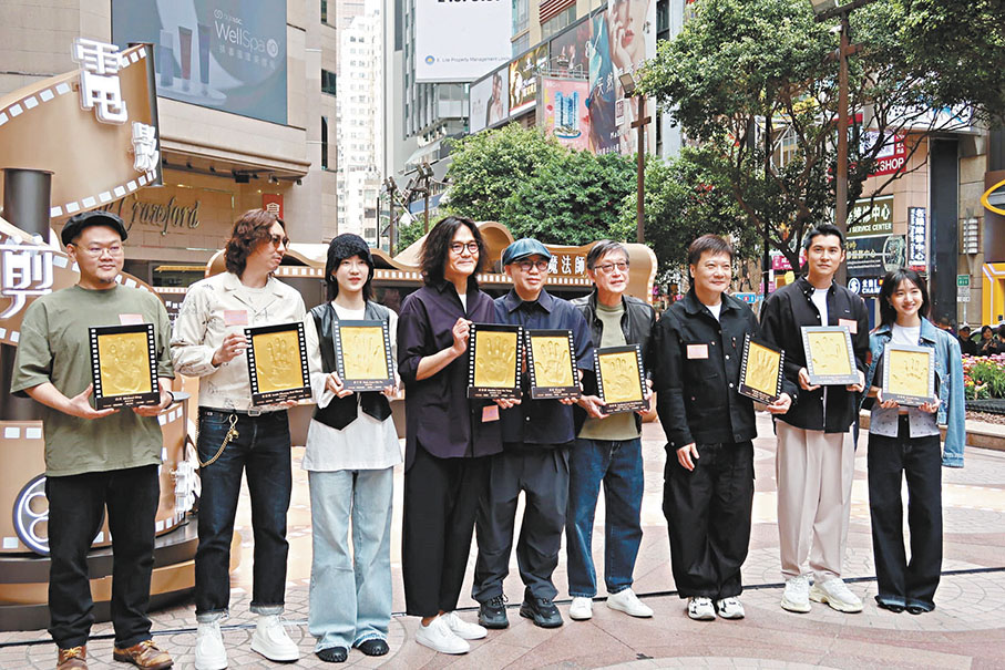 ◆林家棟(左四)、陳家樂(右二)、劉偉強(右四)等進行打手印儀式。