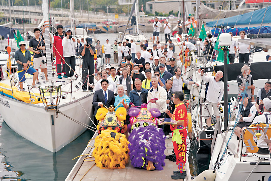 ◆霍啟剛（前排左一）擔任開幕禮嘉賓。