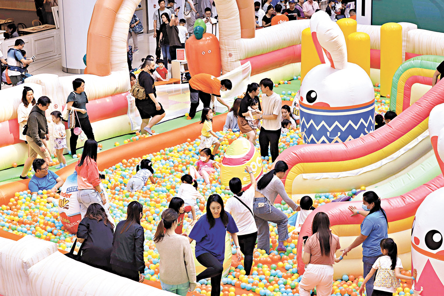 ◆奧海城商場布置復活節蛋遊戲吸引顧客。