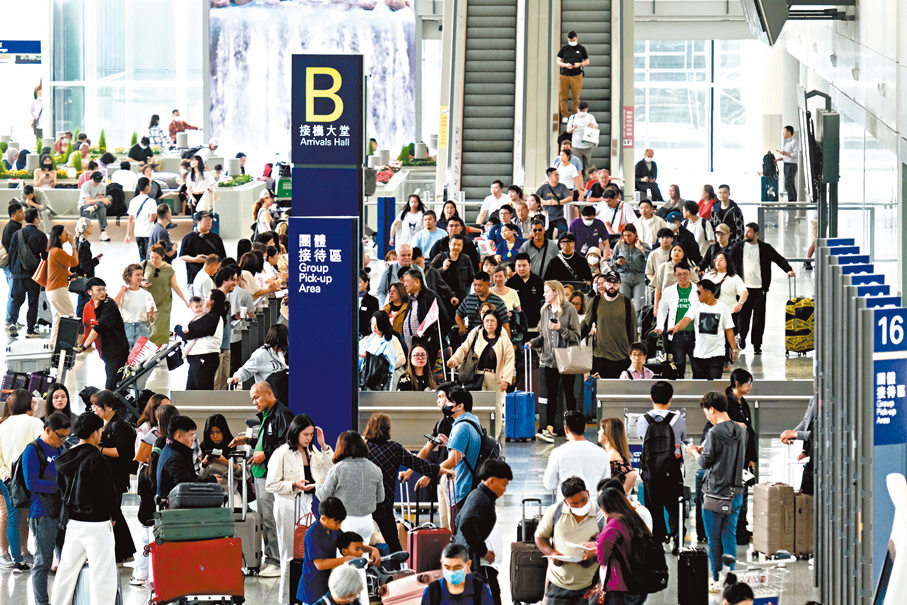 ◆機場塞爆。 香港文匯報記者涂穴 攝