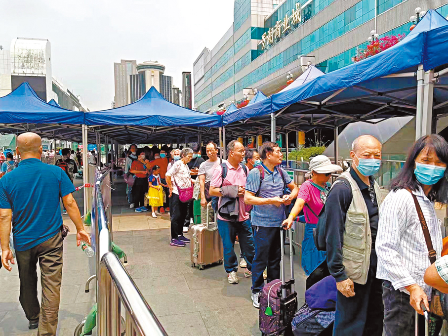 ◆港人在羅湖汽車站排起長龍。 香港文匯報記者  李昌鴻 攝