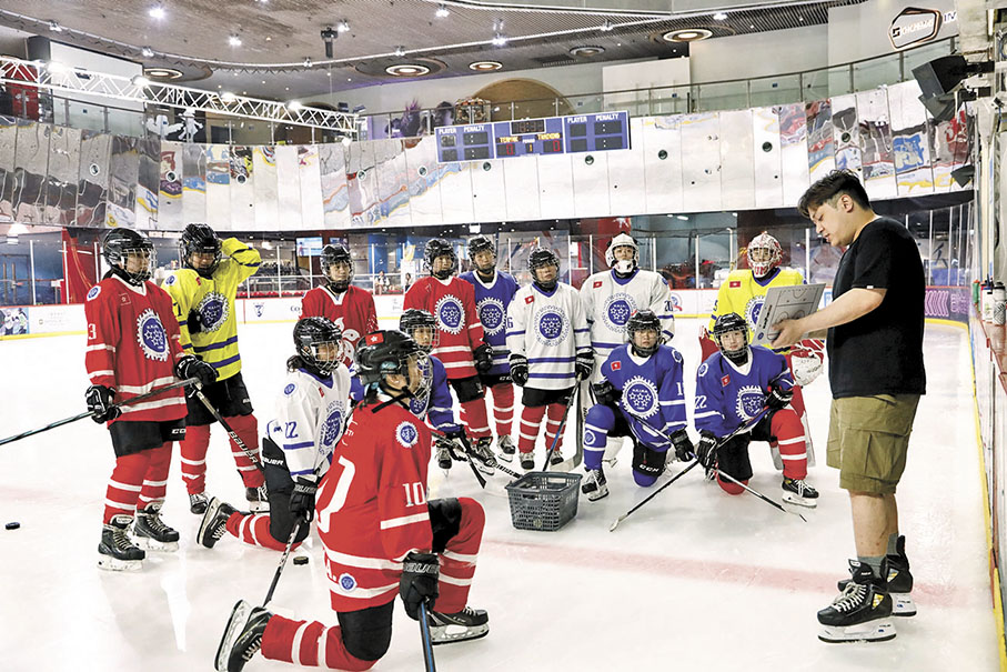 ◆香港女子冰球隊在出征世錦賽前最後練兵。