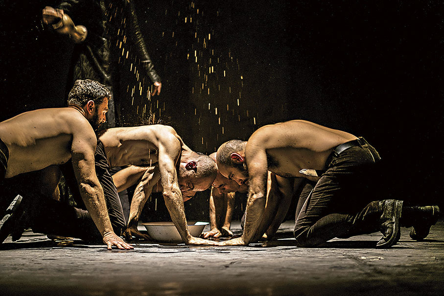 ◆意大利導演亞歷山大·塞那執導的全男班《馬克白》  攝影：Alessandro Serra