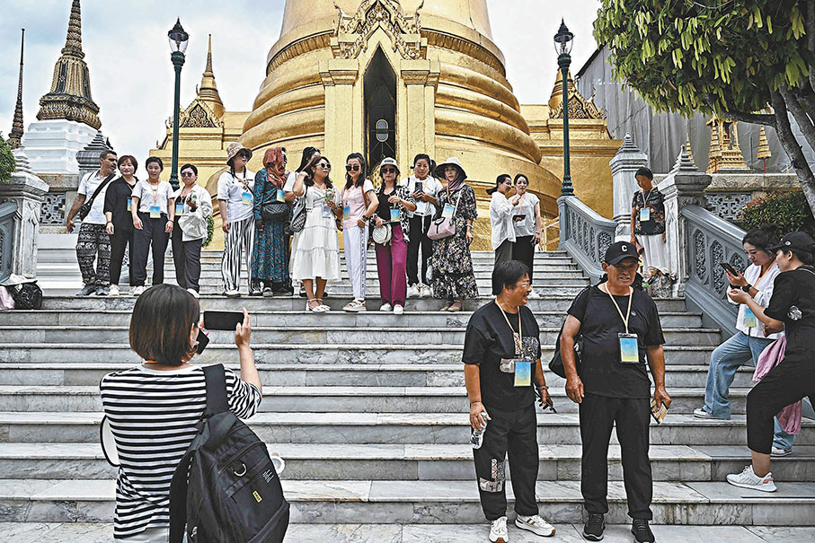 ◆遊客在泰國曼谷大皇宮前合影留念。 資料圖片