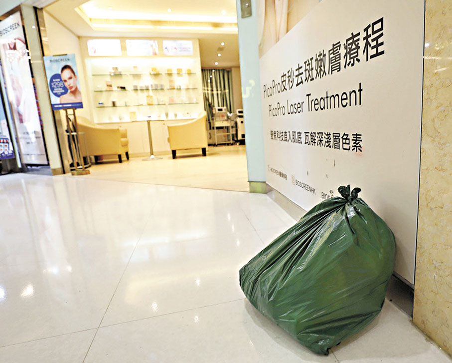 ◆大埔新達廣場有店舖外堆放垃圾。香港文匯報記者黃艾力 攝