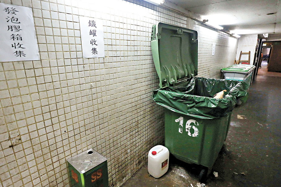 ◆酒樓後廚垃圾堆放點已標示垃圾分類。香港文匯報記者黃艾力 攝