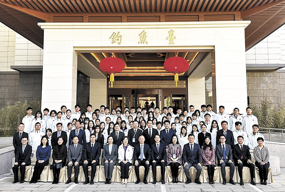 ◆上月底，蔡若蓮在北京出席國家安全教育參訪團開營儀式，並與團員合照。 資料圖片